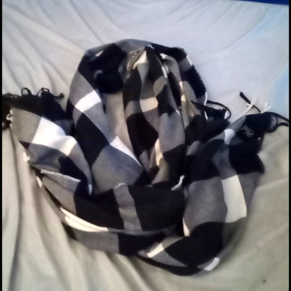 Scarf chan luu. Blue and white